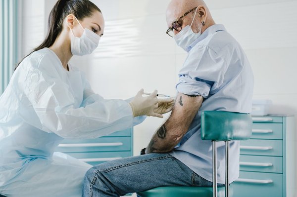 Vaccinations voyage pour les seniors : guide pratique